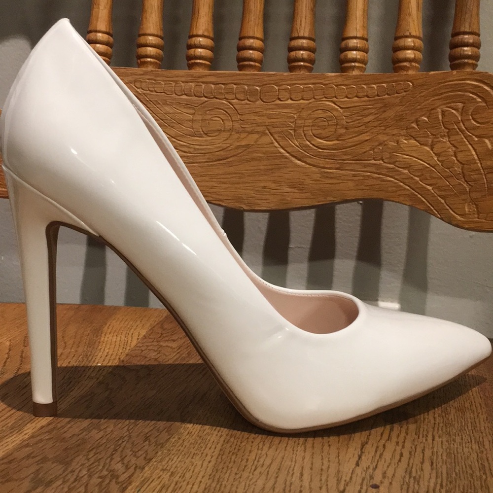 Verniz white size 8 heels